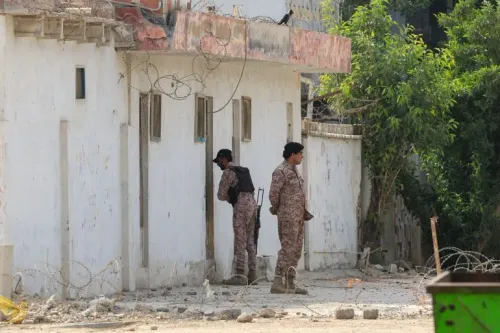 جنديان باكستانيان في موقع هجوم كراتشي، يعكسان توترات أمنية بين باكستان وجماعات مسلحة منشقّة عن طالبان في أفغانستان.