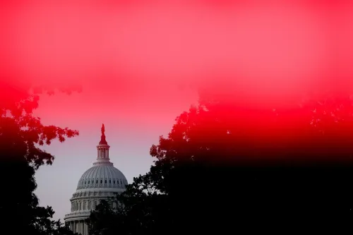 مبنى الكابيتول الأمريكي يظهر في الخلفية مع سماء حمراء، حيث تجمع الناجين من إبشتاين في واشنطن للحديث عن قضاياهم وحقوقهم.