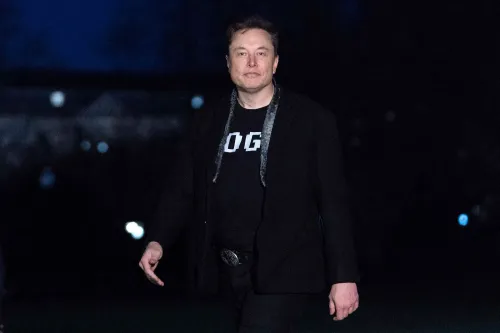 إيلون ماسك يسير في الليل مرتديًا قميصًا أسود مكتوب عليه "DOGE"، مع خلفية مظلمة تعكس أجواء العمل والابتكار.