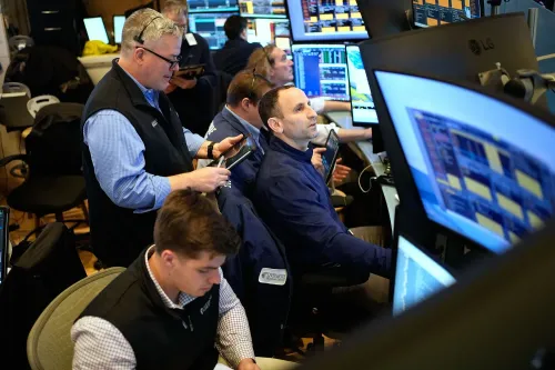 مجموعة من المتداولين في غرفة تداول، يراقبون شاشات متعددة تعرض بيانات السوق، وسط أجواء من التوتر بسبب تقلبات الأسهم.