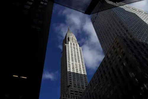 مبنى كرايسلر في مانهاتن، رمز فن الآرت ديكو، يتألق بارتفاعه البالغ 1046 قدمًا، محاطًا بأبنية حديثة تحت سماء زرقاء.