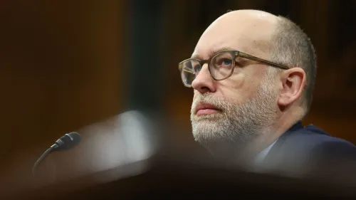 راسل فوت، رئيس مكتب الميزانية في البيت الأبيض، يتحدث خلال جلسة استماع، مع التركيز على قضايا حماية المستهلك والإقراض.