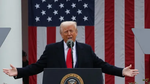 خطاب للرئيس ترامب أمام علم الولايات المتحدة، حيث يظهر وهو يعبر عن آرائه حول القضاة الفيدراليين وعزلهم.