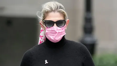 نادين مينينديز ترتدي نظارات شمسية وقناع وجه وردي أثناء مغادرتها المحكمة، بعد إدانتها بتهم الرشوة بالتعاون مع زوجها.