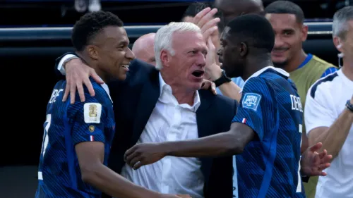 كيليان مبابي وأوسمان ديمبيلي يحتفلان مع مدرب المنتخب الفرنسي، يعكسان ثقة وطموح الفوز بالكرة الذهبية في موسم تنافسي قوي.