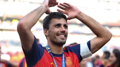 رودري يحتفل بلقب كأس العالم 2026 مع منتخب إسبانيا وسط حفل تتويج، مما يبرز اهتمام ريال مدريد بالتعاقد معه لتعزيز وسط الميدان.