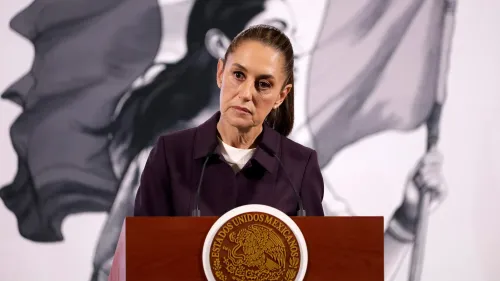 تظهر الصورة الرئيسة المكسيكية كلوديا شينباوم خلال مؤتمر صحفي، حيث تعبر عن موقفها الهادئ تجاه التوترات التجارية مع الولايات المتحدة.