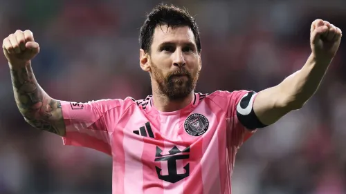 ليونيل ميسي يحتفل بفوز فريق Inter Miami في دوري MLS، مؤكدًا استمراره في كرة القدم رغم الشكوك السابقة.