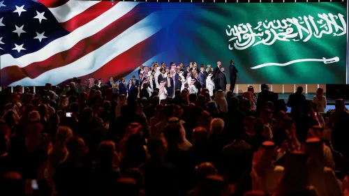 اجتماع بين مسؤولين أمريكيين وسعوديين في حدث بارز، مع خلفية تحمل العلم الأمريكي والعلم السعودي، يعكس التعاون في مجال الذكاء الاصطناعي.
