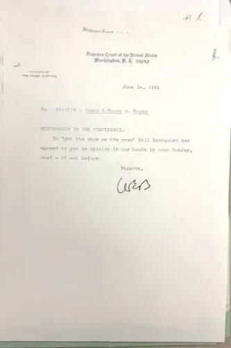 مذكرة من المحكمة العليا الأمريكية بتاريخ 28 يونيو 1981 تتعلق بقضية دامس ومور ضد ريجان، تشير إلى أهمية القضية في تاريخ السياسة الأمريكية.