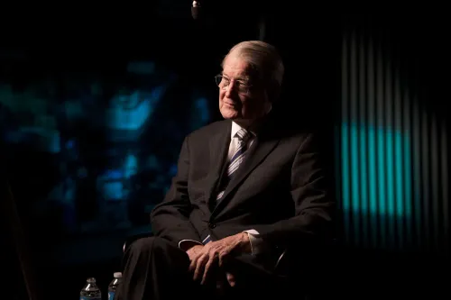 تظهر الصورة ويليام ويبستر، المدير السابق لمكتب التحقيقات الفيدرالي ووكالة الاستخبارات المركزية، أثناء حديثه في مقابلة.