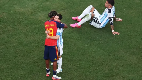 لامين يامال يُواسي ميسي المحطّم بعد انتصار إسبانيا على الأرجنتين في نهائي كأس العالم