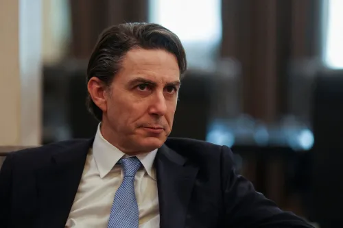 بريت ماكغورك، محلل الشؤون العالمية في CNN، يظهر بتعبير جاد، مع خلفية غير واضحة، مما يعكس التوترات الجيوسياسية حول أوكرانيا.