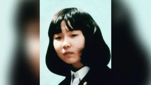 صورة لفتاة يابانية مختطفة، تُظهر ملامحها وشعرها الأسود. تعكس الصورة مأساة عائلات المختطفين اليابانيين من قبل كوريا الشمالية.