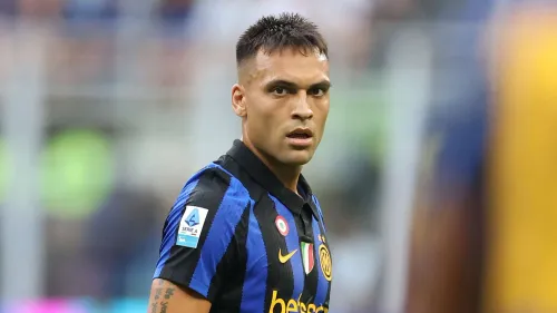 لاوتارو مارتينيز لاعب إنتر ميلان يرتدي الزي الرسمي للفريق خلال مباراة، مع تركيزه على مواجهة ريال مدريد في دوري أبطال أوروبا.