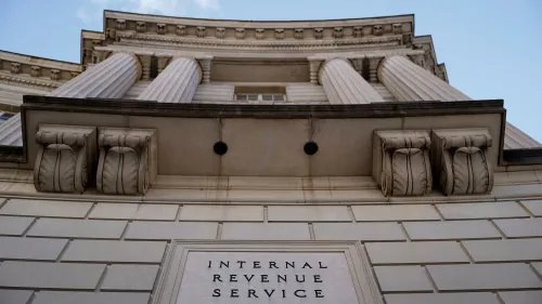 واجهة مصلحة الضرائب الأمريكية تظهر الأعمدة المعمارية المهيبة واللافتة، مما يعكس أهمية الهيئة في إدارة الضرائب.