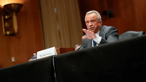 روبرت كينيدي جونيور يتحدث خلال جلسة استماع في مجلس الشيوخ، مع التركيز على قضايا المكملات الغذائية وصحة العامة.