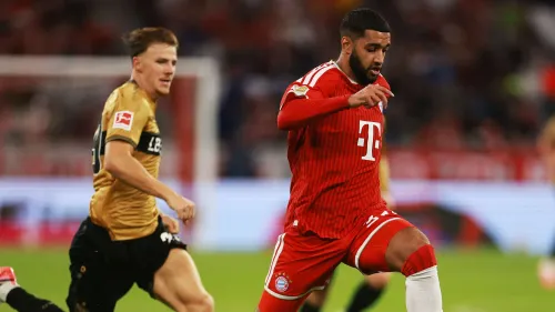 إسماعيل صيباري لاعب بايرن ميونخ يركض بالكرة خلال مباراة الدوري الألماني ضد شتوتغارت، مسجلاً صناعتين في ظهوره الأول.