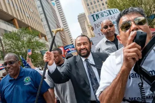 محتجون يحملون لافتات ويعبرون عن مطالبهم في مسيرة بوسط مدينة دالاس، وسط أجواء من الوحدة والدعوة لإصلاح الهجرة.