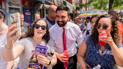 زهران ممداني يتفاعل مع مؤيديه في شوارع نيويورك، حيث يوزع المنشورات ويظهر حماسًا خلال حملته الانتخابية لرئاسة البلدية.