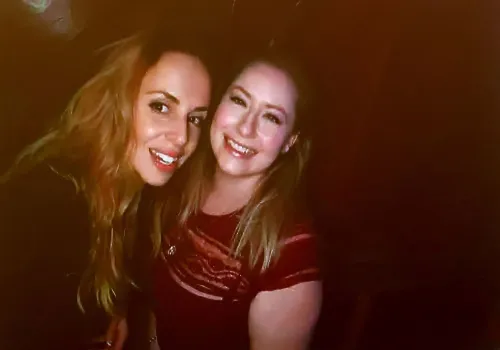 صورة تظهر آنا والش وصديقة لها تبتسمان معًا، تعكس لحظة من الألفة قبل الأحداث المأساوية التي تلت ذلك.