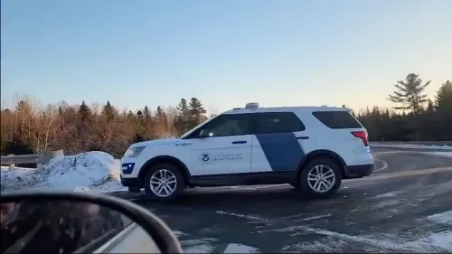 سيارة تابعة لهيئة الجمارك وحماية الحدود الأمريكية تسير على طريق في ولاية فيرمونت، بالقرب من الحدود الكندية، في أعقاب حادث إطلاق نار.