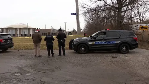 تواجد رجال الشرطة في موقع الحادث في كليفلاند، حيث تم العثور على رفات أختين غير شقيقتين مدفونتين.