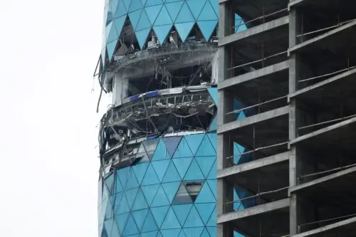 تظهر الصورة جزءًا من مبنى سكني متضرر في البحرين، حيث تعرض للقصف الإيراني، مما أسفر عن مقتل امرأة وإصابة ثمانية آخرين.