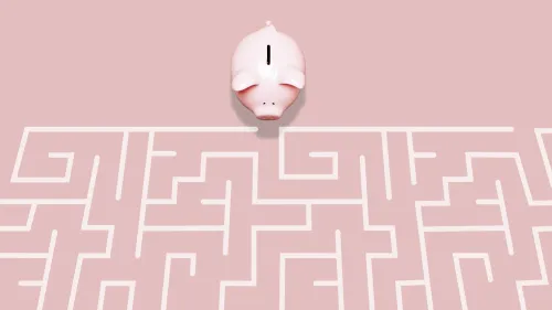 خنزير مدخرات فوق متاهة، يرمز إلى التحديات المالية في التخطيط للتقاعد وزيادة المرونة المالية.