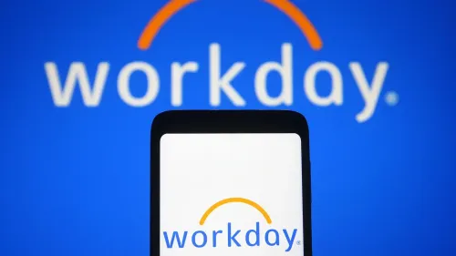 شعار شركة Workday يظهر على شاشة هاتف ذكي، مع خلفية زرقاء تحمل نفس الشعار، مما يعكس دور الشركة في تكنولوجيا التوظيف.