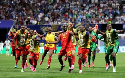 فرحة لاعبي منتخب جمهورية الكونغو الديمقراطية بعد تأهلهم التاريخي إلى دور الـ32 في كأس العالم، مع احتفالات حماسية في الملعب.