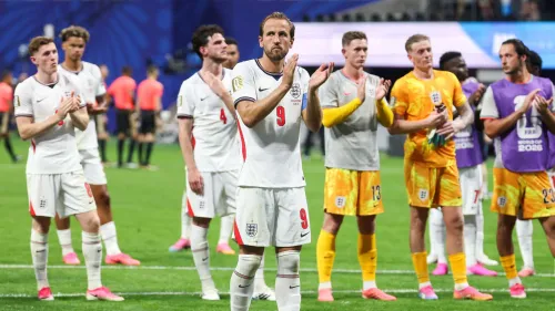 لاعبو منتخب إنجلترا يظهرون تعبيرات خيبة الأمل بعد خسارتهم في نصف نهائي كأس العالم، مع التركيز على هاري كين في المقدمة.