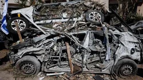 سيارات مدمرة متراكمة نتيجة الهجمات المتبادلة بين إسرائيل وإيران، تعكس تصاعد التوترات العسكرية في المنطقة.