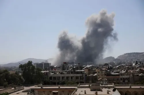 تصاعد دخان كثيف فوق العاصمة السورية دمشق بعد غارات جوية إسرائيلية، مع استمرار الاشتباكات في السويداء.