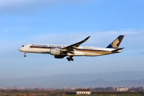 طائرة تابعة للخطوط الجوية السنغافورية تحلق في السماء، تمثل إنجازات الشركة في صناعة الطيران العالمية.