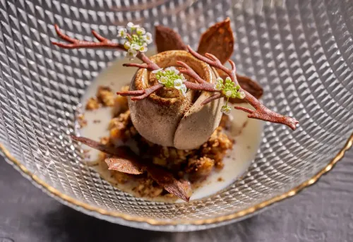 حلوى مبتكرة من مطعم مايدو في ليما، تجمع بين المكونات البيروفية والتقنيات اليابانية، تعكس فن الطهي الحديث.