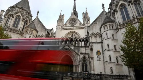 مبنى المحكمة العليا في لندن مع حافلة حمراء تمر بجانبه، يرمز إلى الحكم لصالح إيركاب في نزاع تأجير الطائرات.