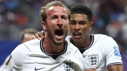 هاري كين يحتفل بحماس بعد تسجيل هدف مع منتخب إنجلترا، مع زميله خلفه في مباراة دولية لكرة القدم.
