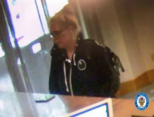 امرأة ترتدي سترة سوداء في مكان عام، تظهر في لقطة كاميرا مراقبة، مرتبطة بقضية محاولة قتل في برمنغهام.