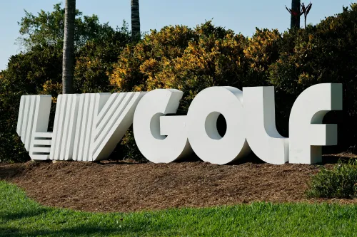 شعار دوري LIV Golf يظهر في موقع خارجي محاط بالنباتات، مع التركيز على التحديات المالية والتهديدات التي يواجهها الدوري.