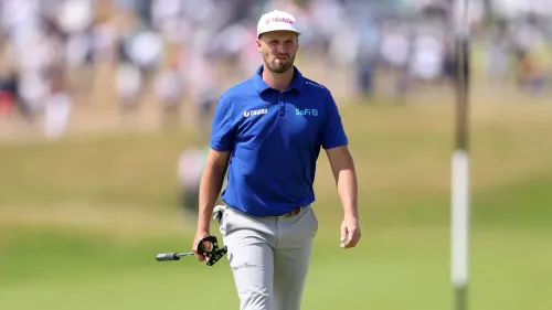 ويندهام كلارك يسير في ملعب الغولف، مرتديًا قميصًا أزرق، مع تعبير عن الأسف بعد حادثة إلحاق الضرر بخزانة في أوكمونت.