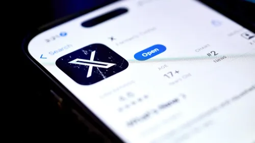 شاشة هاتف تعرض تطبيق X، مع تفاصيل مثل تقييم التطبيق ورقم ترتيبه في فئة الأخبار، في سياق انقطاع الخدمة عن المستخدمين.