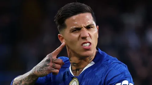 إنزو فرنانديز لاعب وسط تشيلسي يظهر بتعبير حازم أثناء مباراة، مع تأكيد تشابي ألونسو على بقائه في الفريق ضمن خطط الموسم الجديد.