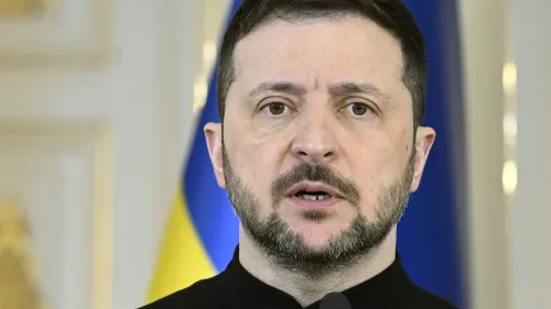 زيلينسكي يتحدث في مؤتمر صحفي، مع التركيز على التوترات بين أوكرانيا وروسيا وموضوع وقف إطلاق النار المحتمل.