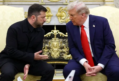 اجتماع بين الرئيس الأوكراني زيلينسكي والرئيس الأمريكي ترامب، حيث يتناقشان حول خطة السلام في ظل تصاعد الهجمات الروسية على أوكرانيا.