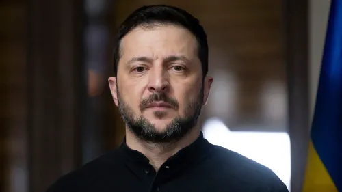 زيلينسكي يتحدث بجدية خلال مؤتمر صحفي في كييف، مع العلم الأوكراني في الخلفية، معبرًا عن قلقه بشأن المعلومات المضللة.