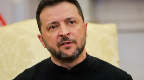 زيلينسكي يتحدث بجدية خلال اجتماع في البيت الأبيض، معبرًا عن أهمية الدعم الأمريكي لأوكرانيا في ظل التوترات الحالية.