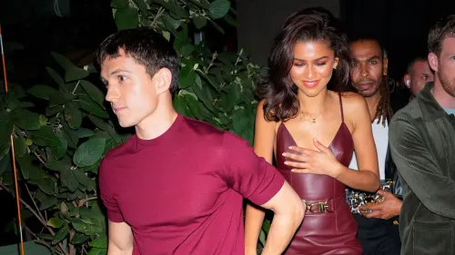 تظهر زندايا وتوم هولاند في حفل، حيث تبرز زندايا بفستانها الأنيق وخاتم يُعتقد أنه خاتم خطوبتها.