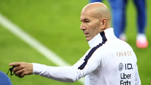 زين الدين زيدان مدرب منتخب فرنسا يوجه تعليمات خلال تدريب الفريق استعداداً لمباراة دولية.