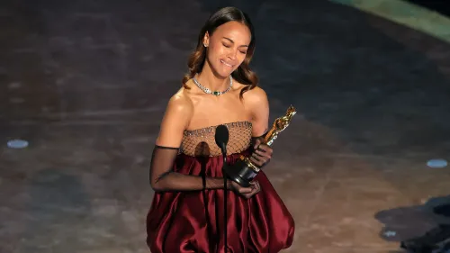 تسلمت زوي سالدانا جائزتها الأولى للأوسكار كأفضل ممثلة مساعدة عن دورها في "إميليا بيريز"، مكرمة جدتها الراحلة.